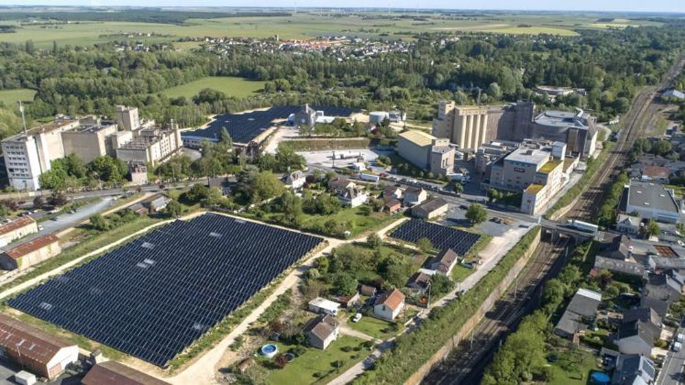Autour de la malterie Boortmalt d’Issoudun (Indre), le terrain d’une ancienne imprimerie désaffectée a permis d’installer 14 200 m2 de panneaux solaires pour produire de la chaleur. © D. GRANDEMANGE/AXÉRÉAL