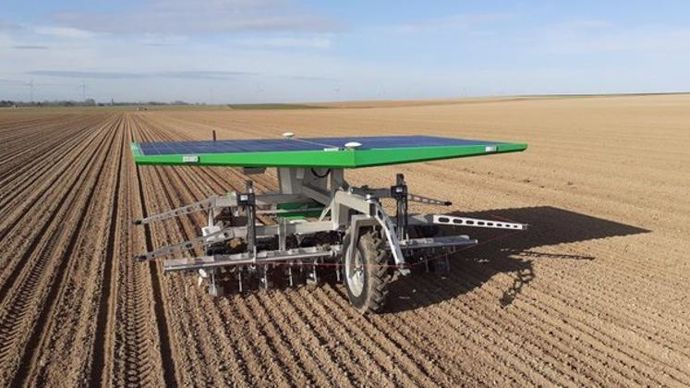 Le robot Farm Droïd travaille 24 h/24 à faible vitesse (750 à 900 m/h) pour obtenir une très grande précision.