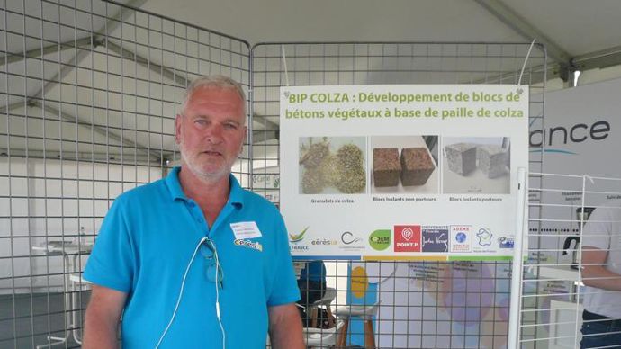 « Nous allons gérer l’amont, de la collecte de la paille de colza jusqu’à la production de granulats à partir de cette paille », précise François Carpentier, responsable innovation agroéquipement chez Cérèsia, qui présentait le projet lors des Culturales 2021. © C. URVOY