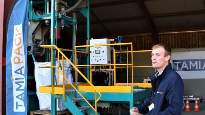 Tamia Pack va démarrer courant octobre son deuxième tour de France avec sa machine de mise sous vide Pack mobile, sous forme de prestation de service. Ici, l’unité présentée par Guillaume Sager, responsable opérationnel, le 30 septembre à Estrées-Saint-Denis. © B. CAILLIEZ