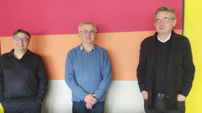 Pierre Lafragette (au centre), président de Fermes de Figeac, a animé l’AG aux côtés de Guillaume Dhérissard (à g.), nouveau DG, qui remplace Dominique Olivier (à dr.), retraité depuis le 31 décembre. © FERMES DE FIGEAC