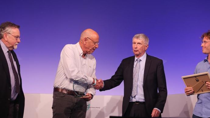 De gauche à droite, Owen Jones (IBMA), Shimon Steinberg (BioBee), David Cary (IBMA) et Arnon Tabic (BioBee), lors de la remise du prix Bernard Blum Award, le 19 octobre à Bâle. © A.-M. LAVILLE
