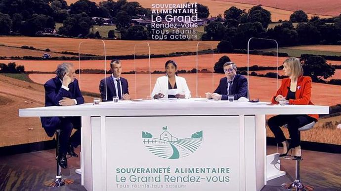 La première table ronde du débat du 18 mai sur la souveraineté alimentaire a réuni, de g. à dr., François Bayrou, haut-commissaire au plan, Sébastien Abis, directeur du club Demeter, l’animatrice, Dominique Chargé, président de LCA et Agnès Pannier-Runacher, ministre chargée de l’industrie. © H. LAURANDEL.