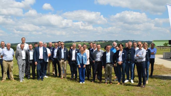 Une partie des acteurs du nouveau fonds de dotation Ohé La Terre, lors de son lancement officiel, avec son président, Jean-Marie Gabillaud (à g.) et son animatrice, Shirlène Sandemoy (au centre, au premier plan).