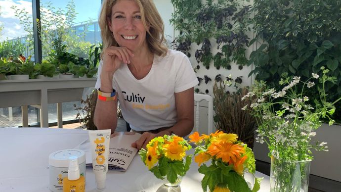 Laure-Anne de Tastes, une des trois collaboratrices d’InVivo qui ont monté Cultiv, marque de produits de beauté et de compléments alimentaires, a présenté le 6 juillet à la presse les trois produits de la nouvelle gamme à base de céréales et lin bio français (photo prise dans le nouveau jardin-potager urbain du siège d’InVivo, avenue de la Grande-Armée à Paris). H. LAURANDEL