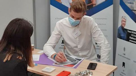 Quentin Paradowski, responsable développement RH du groupe Axéréal, avec une étudiante, lors du forum des entreprises de l’école d’ingénieurs en agriculture de Purpan, à Toulouse, le 15 octobre 2021.