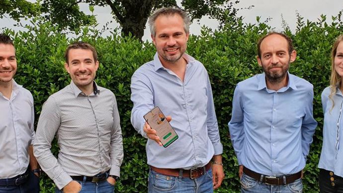 L’équipe commerciale d’Atlantique céréales avec de g. à d. : Marc Lacroix, commercial région Centre et Normandie, Jérémy Boitard, commercial région Centre-Ouest, Jean Simon, directeur général et commercial Sud-Ouest qui présente leur nouvel outil de suivi des marchés, Sébastien Breton, commercial région Nord-Ouest et Margot Rossignol, assistante commerciale.