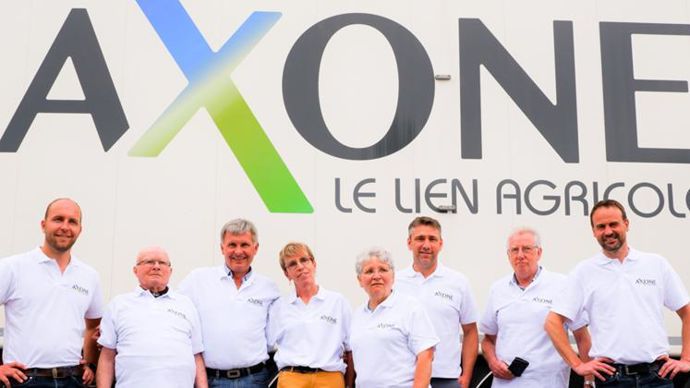 Le nouvel ensemble est dirigé par l’ancien responsable de SDN, Benoît Durand (à g.), et les deux anciens associés des Ets Piednoir, Benoît Piednoir (troisième en partant de la droite) et Jean-Michel Gripon (tout à droite).© AXONE