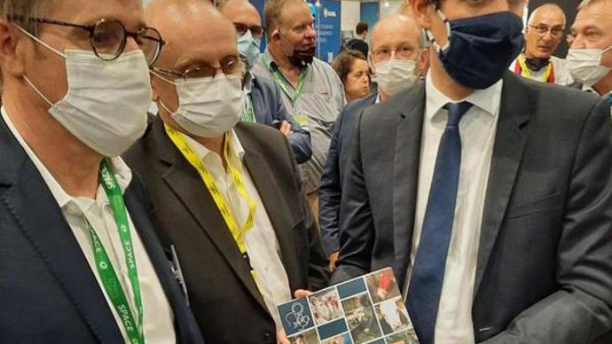 Le 14 septembre au Space, Dominique Chargé, président de La Coopération agricole (à g.), a remis le théma Bien-être animal au ministre de l’Agriculture, Julien Denormandie. © LCA