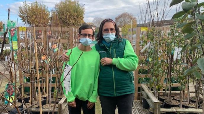 Yolaine Gavaud, conseillère-vendeuse au Gamm vert de Sainte-Livrade (Lot-et-Garonne), a fait découvrir son métier à Kévin Bacarisse, lors du DuoDay en novembre dernier. © TERRE DU SUD