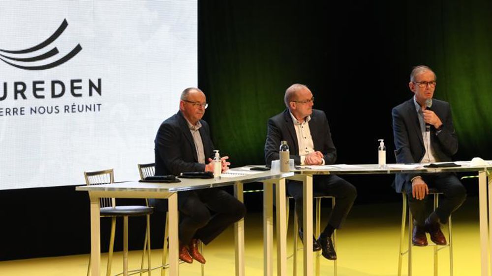 Intervention à l’AG du groupe coopératif Eureden de son DG Alain Perrin (à dr.), au côté de Serge Le Bartz, président, et de Denis Le Moine, vice-président (à g.).