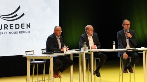 Intervention à l’AG du groupe coopératif Eureden de son DG Alain Perrin (à dr.), au côté de Serge Le Bartz, président, et de Denis Le Moine, vice-président (à g.).