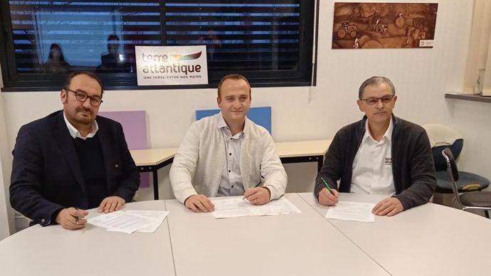Signature le 6 janvier d’une convention de partenariat entre Cédric Tranquard, président de la chambre d’agriculture de Charente-Maritime (à g.), Florent Crétet, responsable d’exploitation de Maison Crétet, et Jean-Yves Moizant, président de la coopérative Terre Atlantique.