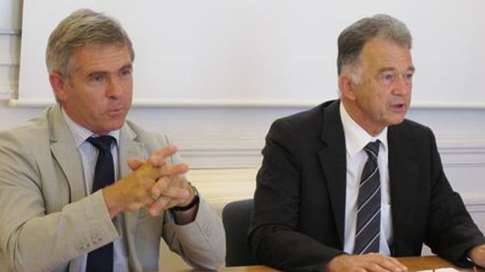 « C'est incohérent de prendre des mesures pour la relance de l'élevage et dans le même temps de mettre en place des taxes qui vont plomber le secteur », a déclaré Alain Guillaume, président du Snia (à droite), conjointement avec Jean-Luc Cade, à propos de l'Ecotaxe. © MARION COISNE « C'est incohérent de prendre des mesures pour la relance de l'élevage et dans le même temps de mettre en place des taxes qui vont plomber le secteur », a déclaré Alain Guillaume, président du Snia (à droite), conjoin « C'est incohérent de prendre des mesures pour la relance de l'élevage et dans le même temps de mettre en place des taxes qui vont plomber le secteur », a déclaré Alain Guillaume, président du Snia (à droite), conjointement avec Jean-Luc Cade, à propos de l'Ecotaxe. © MARION COISNE « C'est incohérent de prendre des mesures pour la relance de l'élevage et dans le même temps de mettre en place des taxes qui vont plomber le secteur », a déclaré Alain Guillaume, président du Snia (à droite), conjoin