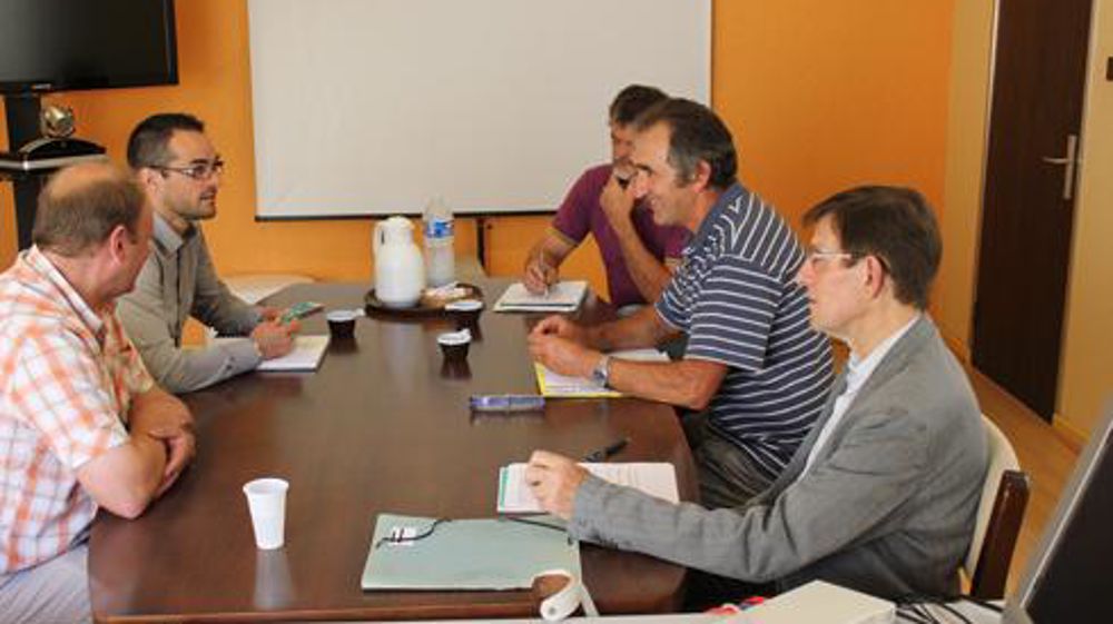 Alexandre Sorin, directeur général de Lorca (au fond à gauche) et Christian Sondag, président (devant, à gauche), face à une délégation des Faucheurs, dans les bureaux de la coopérative. © LORCA Alexandre Sorin, directeur général de Lorca (au fond à gauche) et Christian Sondag, président (devant, à gauche), face à une délégation des Faucheurs, dans les bureaux de la coopérative. © LORCA