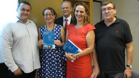 Olivier Frey (Irecus - université de Sherbrooke), Chantal Chomel (Coop de France), Francis Declerck (Essec Business School), Maryline Filippi (Bordeaux Sciences Agro - Inra) et René Mauget (Essec Business Shool) se disent « heureux de cet ouvrage collaboratif ». © C. QUEHEILLE Olivier Frey (Irecus - université de Sherbrooke), Chantal Chomel (Coop de France), Francis Declerck (Essec Business School), Maryline Filippi (Bordeaux Sciences Agro - Inra) et René Mauget (Essec Business Shool) se disent 