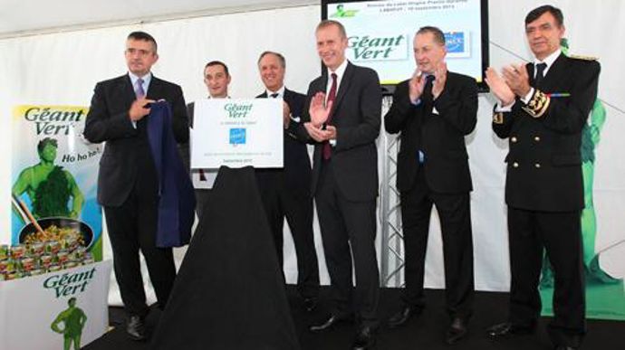 Yves Jégo, président fondateur de Pro France (à gauche) et Guillaume Garot, ministre délégué à l'Agroalimentaire, ont remis le label « Origine France Garantie » à Luis Gabriel Merizalde, président Europe de General Mills et Christian Pèes, président d'Euralis (de part et d'autre du ministre délégué). © EURALIS Yves Jégo, président fondateur de Pro France (à gauche) et Guillaume Garot, ministre délégué à l'Agroalimentaire, ont remis le label « Origine France Garantie » à Luis Gabriel Merizalde, p