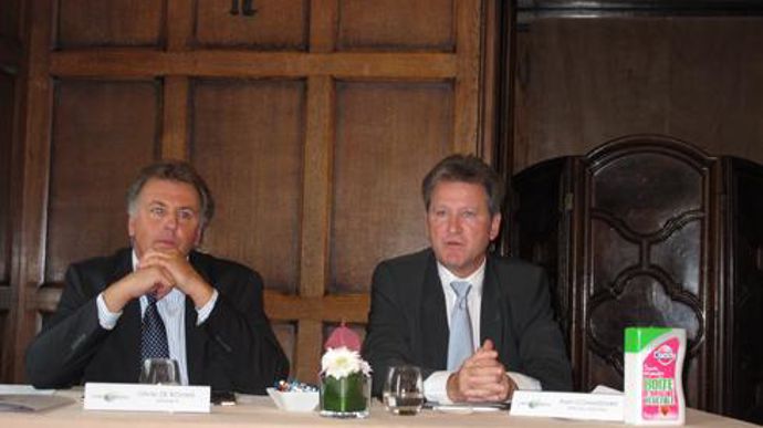 « Nous croyons fortement aux produits biosourcés », a annoncé Alain Commissaire, DG de Cristal Union (à droite). Avec Olivier de Bohan, président, il a présenté un nouvel emballage à base de sucre. © M.COISNE « Nous croyons fortement aux produits biosourcés », a annoncé Alain Commissaire, DG de Cristal Union (à droite). Avec Olivier de Bohan, président, il a présenté un nouvel emballage à base de sucre. © M.COISNE