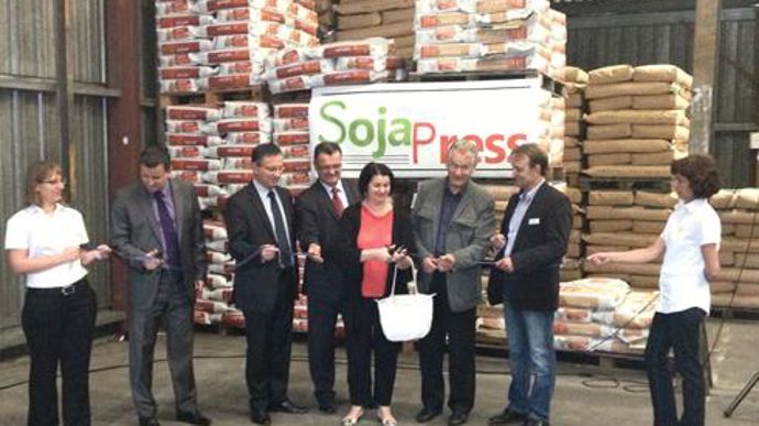 Bruno Cassette, secrétaire général de la préfecture de Lot-et-Garonne, Jean-Louis Costes, député de Villeneuve-sur-Lot, Michel Prugue, président de Maïsadour, Claire Pasut, conseiller général et maire de Sainte-Livrade-sur-Lot, Raymond Girardi, du conseil général, Patrick Grizou, président de Terres du Sud. © TERRES DU SUD Bruno Cassette, secrétaire général de la préfecture de Lot-et-Garonne, Jean-Louis Costes, député de Villeneuve-sur-Lot, Michel Prugue, président de Maïsadour, Claire Pasut, co