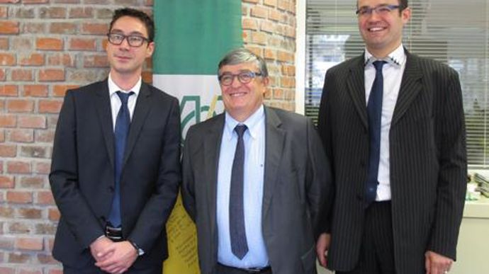 De gauche à droite : Fabien Vallaud, en charge du dossier à la FNA, Jean Caizergues, DG de PCEB et président de la commission Agrofourniture, et Sébastien Picardat, DG de la FNA, se sont félicités de la réussite de l'opération Certification 2013. © M. COISNE De gauche à droite : Fabien Vallaud, en charge du dossier à la FNA, Jean Caizergues, DG de PCEB et président de la commission Agrofourniture, et Sébastien Picardat, DG de la FNA, se sont félicités de la réussite de l'opération Certification 