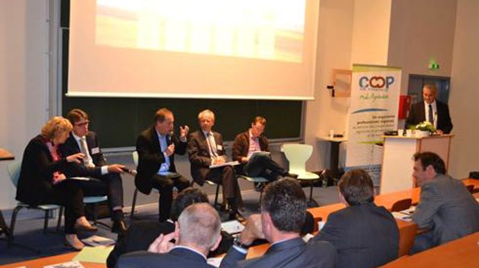 Théo Koekoel, président d'Agrifirm, coopérative néerlandaise, et sa traductrice, Christian Pèes, président d'Euralis, Francis Lamisse, conseiller du président du Haut conseil de la coopération agricole, Florent Dornier, administrateur national de JA et Jean-Pierre Arcoutel, président de Coop de France Midi-Pyrénées. © F. JACQUEMOUD Théo Koekoel, président d'Agrifirm, coopérative néerlandaise, et sa traductrice, Christian Pèes, président d'Euralis, Francis Lamisse, conseiller du président du Haut