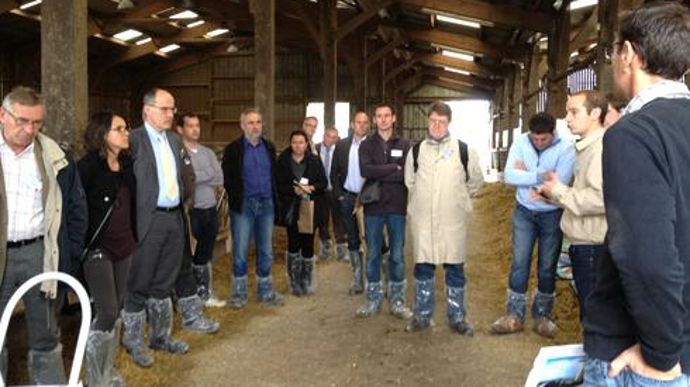 Visite guidée, vendredi dernier, sur l'exploitation de Pierre Genest, adhérent de la Cam 53, qui arrive à produire autant d'énergie qu'elle en consomme avec ses 1 000 m2 de panneaux photovoltaïques. © H. LAURANDEL Visite guidée, vendredi dernier, sur l'exploitation de Pierre Genest, adhérent de la Cam 53, qui arrive à produire autant d'énergie qu'elle en consomme avec ses 1 000 m2 de panneaux photovoltaïques. © H. LAURANDEL
