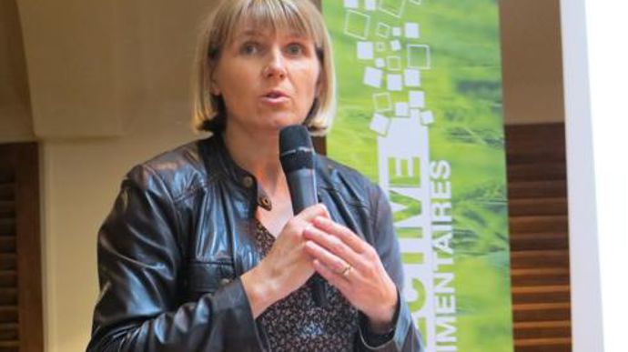 Savine Oustrain, directrice recherche et innovation agriculture de Vivescia, a évoqué l'importance des indicateurs de suivi des pratiques de agriculteurs : « Il faut passer de - 50 % de pesticides à échéance 2018, si possible, à - 50 % de pollution de pesticides dans l'eau à échéance 2018. » © M. COISNE Savine Oustrain, directrice recherche et innovation agriculture de Vivescia, a évoqué l'importance des indicateurs de suivi des pratiques de agriculteurs : « Il faut passer de - 50 % de pesticide