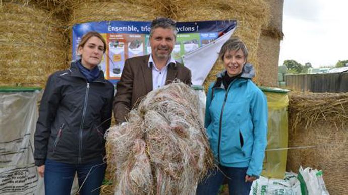 Pierre de Lépinau (au centre), directeur d'Adivalor, avec Gwenaël Gracia, chargée de mission, et Stéphanie Loret, déléguée régionale nord-ouest : les ficelles doivent être propres et les filets secoués avant leur mise en sache. © J.-C. BALLANDONNE Pierre de Lépinau (au centre), directeur d'Adivalor, avec Gwenaël Gracia, chargée de mission, et Stéphanie Loret, déléguée régionale nord-ouest : les ficelles doivent être propres et les filets secoués avant leur mise en sache. © J.-C. BALLANDONNE