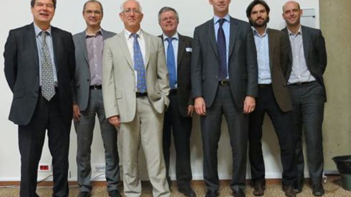 De gauche à droite : Fabien Lagarde du Cetiom, François Laurent et Jacques Mathieu d'Arvalis, Bernard François de Corea, et Bertrand de Launay, Thibaud Constant, Antoine Poupart d'InVivo AgroSolutions, ont présenté leur offre commune de services. © M. COISNE De gauche à droite : Fabien Lagarde du Cetiom, François Laurent et Jacques Mathieu d'Arvalis, Bernard François de Corea, et Bertrand de Launay, Thibaud Constant, Antoine Poupart d'InVivo AgroSolutions, ont présenté leur offre commune de serv