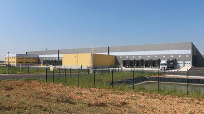 Cette plate-forme est désormais le point unique de stockage pour le réseau de magasins d'Agrial. Elle remplace les sites de Coutances, Carentan et Condé-sur-Vire, dans la Manche, qui seront fermés ou réorientés. Cette plate-forme est désormais le point unique de stockage pour le réseau de magasins d'Agrial. Elle remplace les sites de Coutances, Carentan et Condé-sur-Vire, dans la Manche, qui seront fermés ou réorientés.