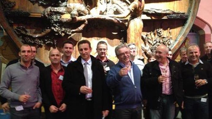 Pascal Ramondenc et Jean-Guy Lelu (3e et 4e depuis la gauche), chez Pommery, lors de la convention Agridis rassemblant 220 TC à Reims. © H. LAURANDEL Pascal Ramondenc et Jean-Guy Lelu (3e et 4e depuis la gauche), chez Pommery, lors de la convention Agridis rassemblant 220 TC à Reims. © H. LAURANDEL