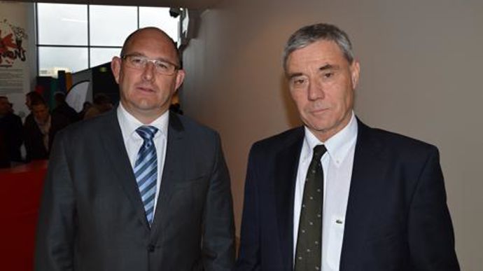 Stéphane Carel, directeur (à gauche), et Yves Julien, président de la coopérative de Creully, lors de l'AG du 26 novembre à Caen : « L'intégration du négociant Née devrait faire passer nos ventes d'aliments simples et composés de 23 000 à 35 000 tonnes. » © J.-C. BALLANDONNE Stéphane Carel, directeur (à gauche), et Yves Julien, président de la coopérative de Creully, lors de l'AG du 26 novembre à Caen : « L'intégration du négociant Née devrait faire passer nos ventes d'aliments simples et compos