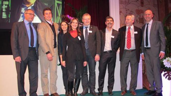 De gauche à droite, Christophe Viger, président FNA, Bertrand Charpentier (Leplesne), Lucie, l'animatrice, Isabelle Prélat-Chassagne (Agridor), Jean-Claude Haas (Stophytra), Loïc Morisseau (Le Gall), Frédéric Carré (groupe Carré) et Dominique Potier, député de Meurthe-et-Moselle. © H. LAURANDEL De gauche à droite, Christophe Viger, président FNA, Bertrand Charpentier (Leplesne), Lucie, l'animatrice, Isabelle Prélat-Chassagne (Agridor), Jean-Claude Haas (Stophytra), Loïc Morisseau (Le Gall), Fréd
