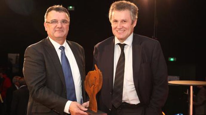 Thierry Blandinières (à droite), directeur général de Maïsadour, animait sa dernière assemblée générale au sein du groupe, aux côtés de Michel Prugue, son président, qui lui a offert une sculpture de l'artiste Louis Lopez. Le groupe garde pour l'instant secret le nom de son successeur. © STUDIO ERNEST Thierry Blandinières (à droite), directeur général de Maïsadour, animait sa dernière assemblée générale au sein du groupe, aux côtés de Michel Prugue, son président, qui lui a offert une sculpture 