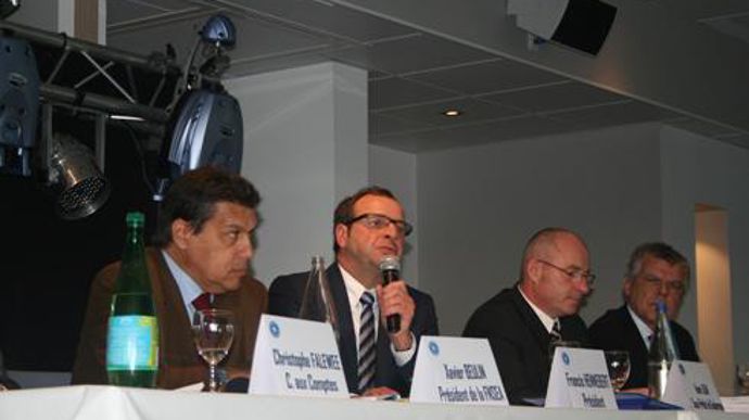 Francis Hennebert, au micro, quatrième président de la coopérative du Nord depuis sa fondation : « Nos objectifs aujourd'hui, compétitivité, service, réactivité, proximité et transparence. » © B. CAILLIEZ Francis Hennebert, au micro, quatrième président de la coopérative du Nord depuis sa fondation : « Nos objectifs aujourd'hui, compétitivité, service, réactivité, proximité et transparence. » © B. CAILLIEZ