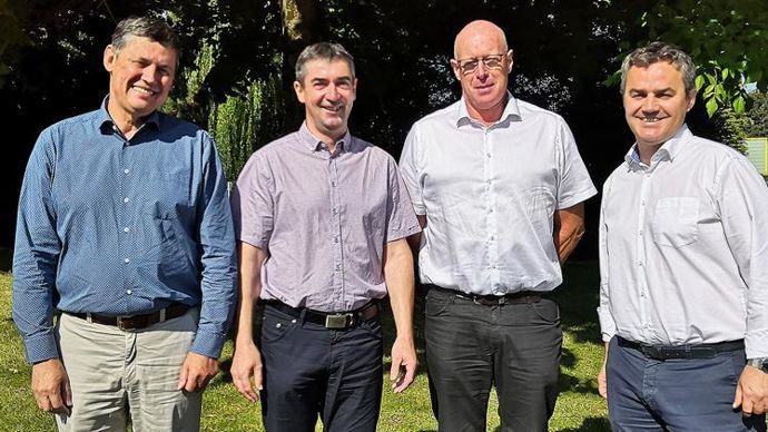 De gauche à droite : Alain Frémy et Bertrand Hernu, DG et président de Sicapa, et Jean-François Gaffet et Emmanuel Frémy, président et DG d’Union Terres de France.
