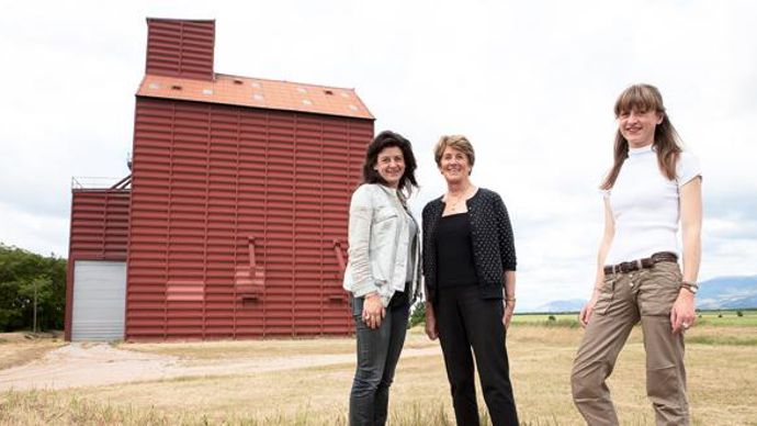 Anaïs, Monique et Caroline Garcin devant le négoce Garcin Frères sur le plateau de Valensole (Alpes-de-Haute-Provence). © J. NICOLAS Anaïs, Monique et Caroline Garcin devant le négoce Garcin Frères sur le plateau de Valensole (Alpes-de-Haute-Provence). © J. NICOLAS