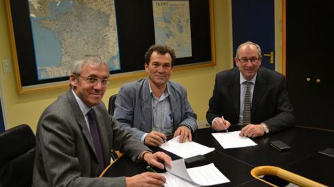 De gauche à droite, Etienne Henriot, président de Capserval, Jean-Marie-Pautard, président de Cocebi et Gérard Delagneau, président de 110 Bourgogne, lors de la signature de la convention entre les trois coopératives. De gauche à droite, Etienne Henriot, président de Capserval, Jean-Marie-Pautard, président de Cocebi et Gérard Delagneau, président de 110 Bourgogne, lors de la signature de la convention entre les trois coopératives.
