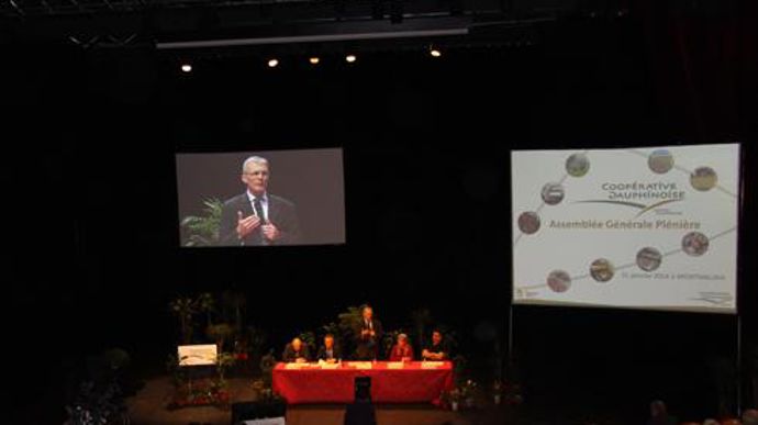 « La coopération agricole au coeur des territoires, au service des hommes » était le fil rouge de l'assemblée générale du 21 janvier à Montmélian. A l'écran, le président Roland Primat. « La coopération agricole au coeur des territoires, au service des hommes » était le fil rouge de l'assemblée générale du 21 janvier à Montmélian. A l'écran, le président Roland Primat.