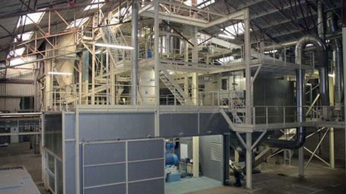 25 000 tonnes d'aliments seront produites dans cette nouvelle usine d'extrusion de Terrena, Valorex et Sofiprotéol. 25 000 tonnes d'aliments seront produites dans cette nouvelle usine d'extrusion de Terrena, Valorex et Sofiprotéol.