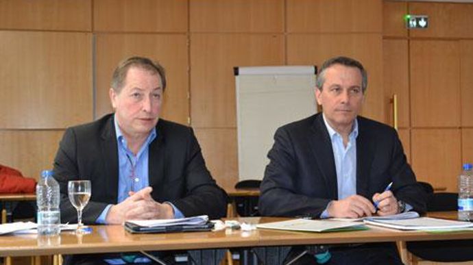 Pour Christian Pèes (à gauche), président du groupe Euralis, et Pierre Couderc, son directeur général, le groupe doit répondre à des exigences de qualité, tout en maintenant des productions en grande quantité, sur son territoire d'origine. © F. JACQUEMOUD Pour Christian Pèes (à gauche), président du groupe Euralis, et Pierre Couderc, son directeur général, le groupe doit répondre à des exigences de qualité, tout en maintenant des productions en grande quantité, sur son territoire d'origine. © F.