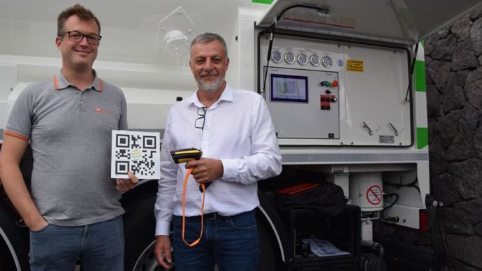 Jérôme Boulet (à g.), de la société de transport Vrac plus, et Sylvain Baudry, de Logivia, ont collaboré au développement de la sécurisation des livraisons en élevage. © Y. BOLOH