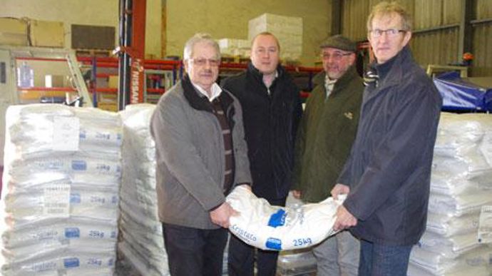 De gauche à droite : Etienne Richy, apiculteur à Courtisols, Cyrille Pierre, directeur de la communication d'Acolyance, Benoît Collard, agriculteur et secrétaire général de Symbiose et Francis Etienne, apiculteur à Bassu. © C. URVOY De gauche à droite : Etienne Richy, apiculteur à Courtisols, Cyrille Pierre, directeur de la communication d'Acolyance, Benoît Collard, agriculteur et secrétaire général de Symbiose et Francis Etienne, apiculteur à Bassu. © C. URVOY