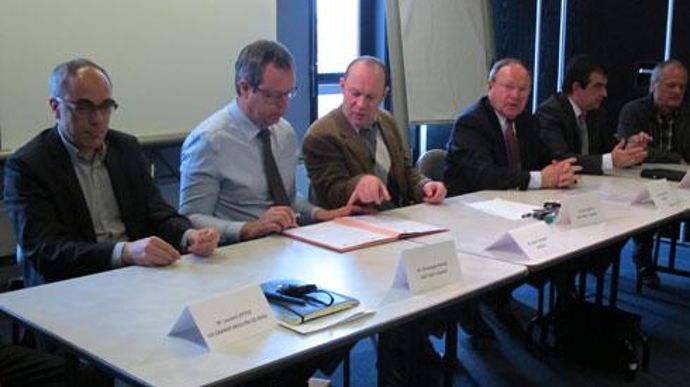 Laurent Vittoz (Grands Moulins de Paris), Olivier Legrand (Axéréal), Willy Brette (McDonald's France), Christian Renard (Valfrance), Michel Bartolo (Beauce Gâtinais Céréales) et Xavier Thirouin (France Gâtinais Céréales), lors de la signature du contrat, le 26 février. © M. COISNE Laurent Vittoz (Grands Moulins de Paris), Olivier Legrand (Axéréal), Willy Brette (McDonald's France), Christian Renard (Valfrance), Michel Bartolo (Beauce Gâtinais Céréales) et Xavier Thirouin (France Gâtinais Céréale