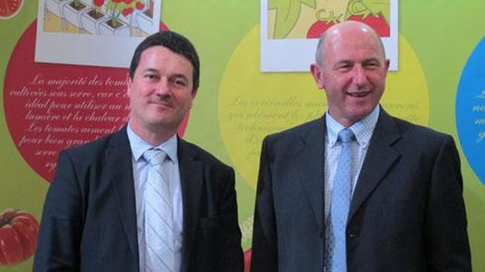 Philippe Daré, président de Savéol et Roger Capitaine, directeur, ont annoncé le lancement en 2014 d'une nouvelle campagne de communication autour des valeurs coopératives. © M. COISNE Philippe Daré, président de Savéol et Roger Capitaine, directeur, ont annoncé le lancement en 2014 d'une nouvelle campagne de communication autour des valeurs coopératives. © M. COISNE