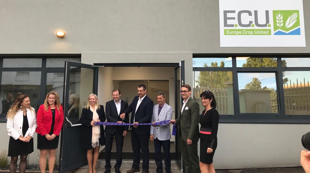 Au centre, tenant le ruban : Michèle Waegele (codirectrice d’ECU), Ewald Glaser (président d’ECU et PDG de la ZG Raiffeisen), Jean-Michel Habig (vice-président d’ECU et président de la Cac), Patrick Bastian (président de la commission agriculture de la région Grand Est) et Richard Volz (codirecteur d’ECU), entourés des trois chargées d’exécution d’ECU.