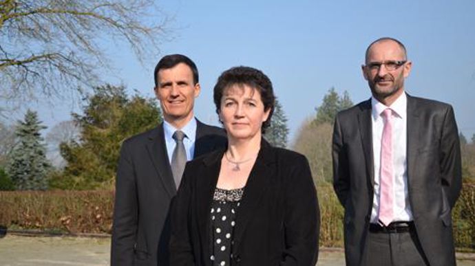 Jacques Renault, le nouveau directeur de la branche volailles d'Agrial (à gauche), aux côtés de Catherine Leffray, présidente du comité du groupement volailles standard et Pierre Clément, directeur de l'OP : « Nous devons avoir une stratégie de différenciation et de qualité. » © J.-C. BALLANDONNE Jacques Renault, le nouveau directeur de la branche volailles d'Agrial (à gauche), aux côtés de Catherine Leffray, présidente du comité du groupement volailles standard et Pierre Clément, directeur de l
