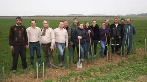 La moitié des salariés de la coopérative a accepté de donner une demi-journée de RTT pour aider l'agriculteur (à gauche) à planter ses arbres. La moitié des salariés de la coopérative a accepté de donner une demi-journée de RTT pour aider l'agriculteur (à gauche) à planter ses arbres.