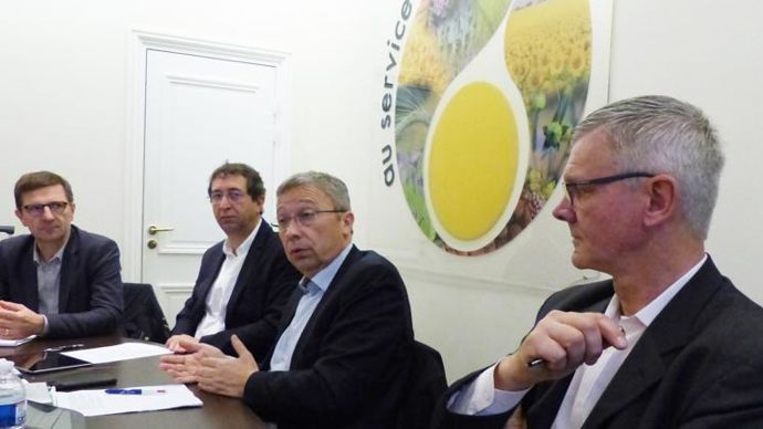 De gauche à droite, Philippe Noyau (APCA), vice-président représentant le collège des acteurs du conseil, de la distribution, de la formation et de la diffusion, Pierre Pagès (Gnis), vice-président représentant le collège des interprofessions, des représentants de l’aval et d’enjeux spécifiques, Éric Thirouin (AGPB), président, et Denis Velut (viticulture), trésorier de l’association. © L. PETIT