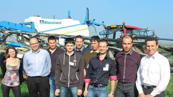 Florent Babin, chef produits outils de pilotage chez Agridis, et Laurent Marionneau, TC des Ets Cosset (troisième et cinquième en partant de la droite), lors de la démonstration. © R. FOURREAUX Florent Babin, chef produits outils de pilotage chez Agridis, et Laurent Marionneau, TC des Ets Cosset (troisième et cinquième en partant de la droite), lors de la démonstration. © R. FOURREAUX